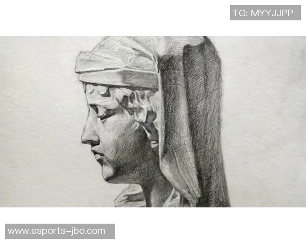 素描风格的足球明星女孩头像展现动感与魅力的艺术作品